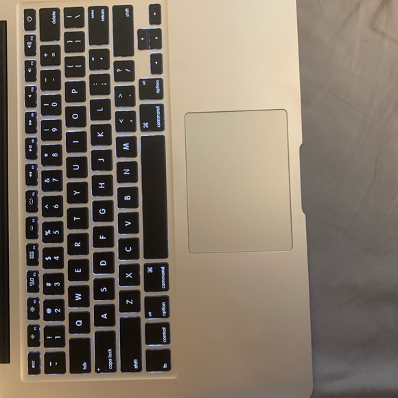 2016/17 MacBook Air. Silver - Picture 3 of 4